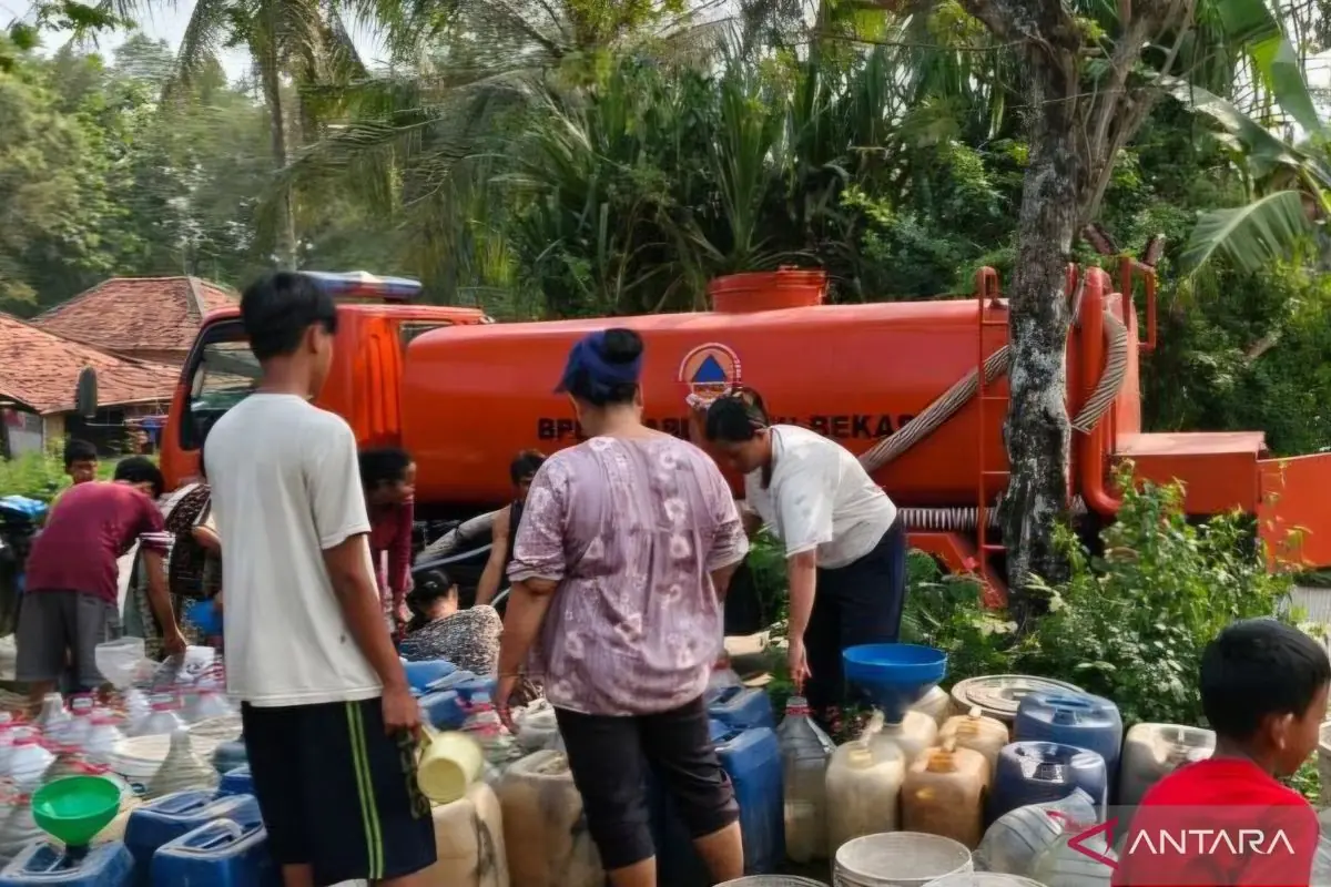 Pemkab Bekasi salurkan 245.000 liter air bersih ke wilayah kekeringan