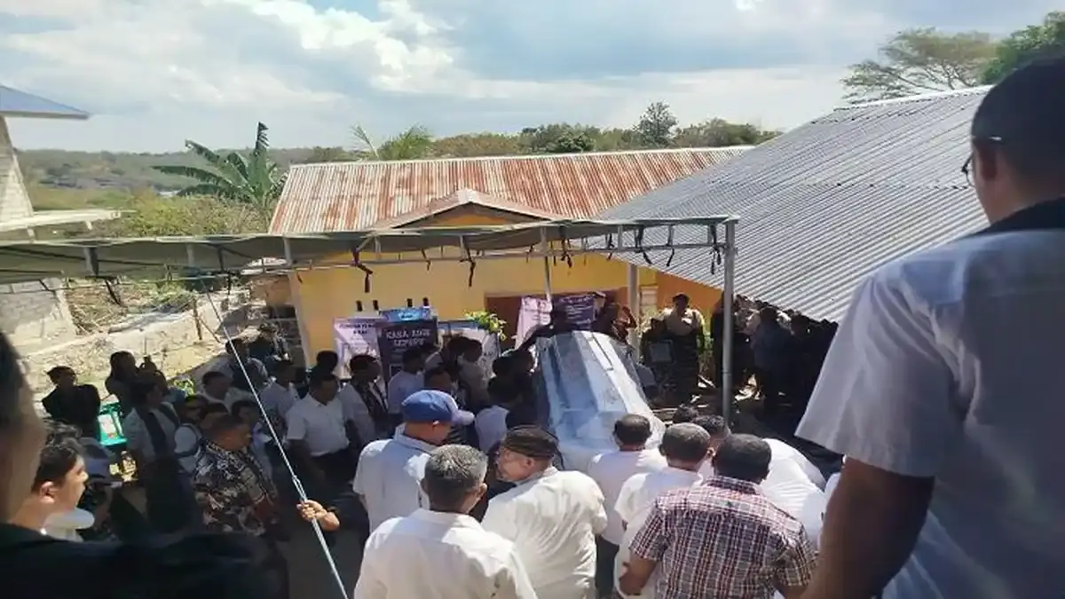 Kasus Pelemparan Batu di Camplong, Keluarga Serahkan Proses Hukum Sepenuhnya kepada Polisi - Pos-kupang.com