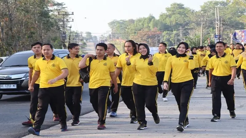 Kasi Propam Pimpin Kegiatan Olahraga di OKU Timur, Rutin Setiap Jumat - Sripoku.com