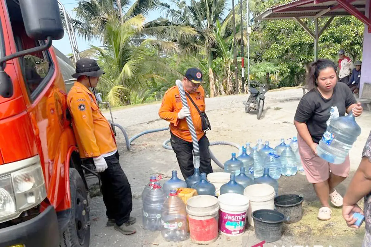 Sumur Mengering Total! Warga Selatan Cianjur Rela Antre Pasokan 30 Ribu Liter Air