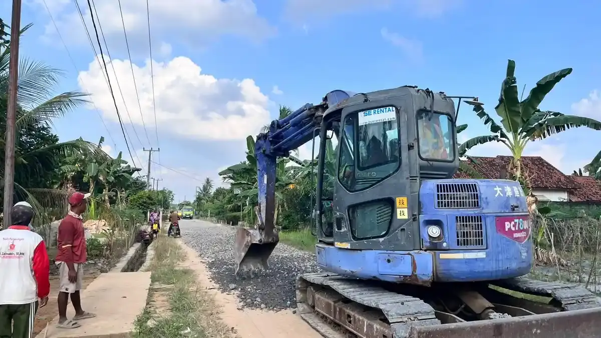 HKA Perbaiki Jalan Rusak di Gunung Sugih Lampung Tengah - Tribunlampung.co.id