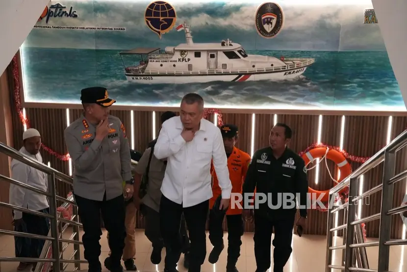 Tinjau Evakuasi Penumpang KM Mutiara Sentosa II, Menhub Pastikan Operasi Pencarian Terus Berjalan