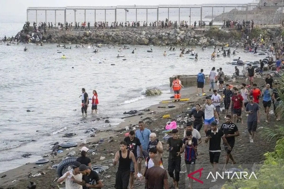 Polisi berjaga di supermarket Ceuta usai kerusuhan migran