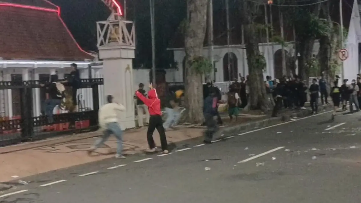 Demo di Grahadi Surabaya Ricuh, Sejumlah Orang Diamankan