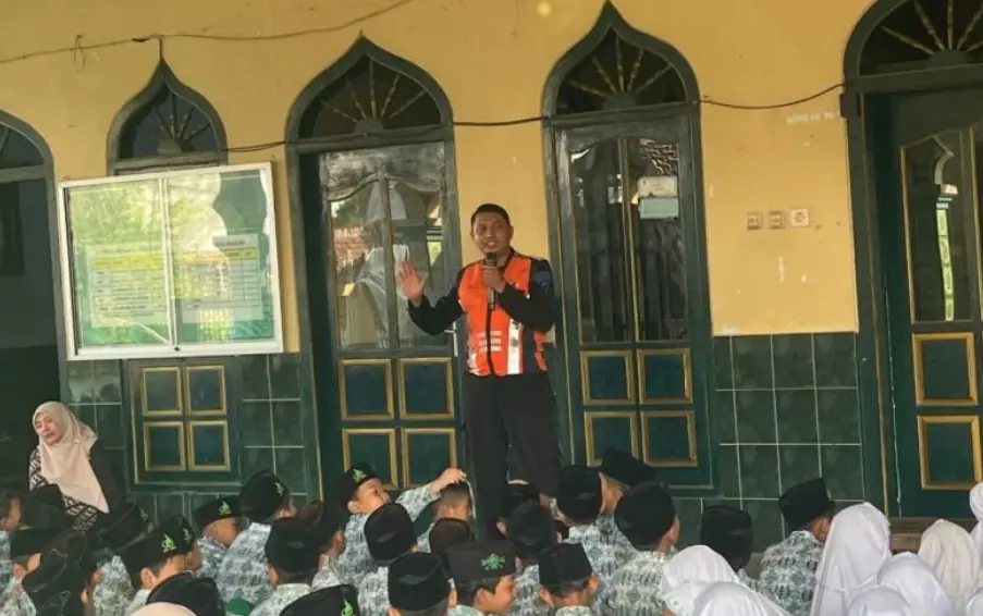 Edukasi Tentang Keselamatan Kereta Api kepada Pelajar di Nganjuk