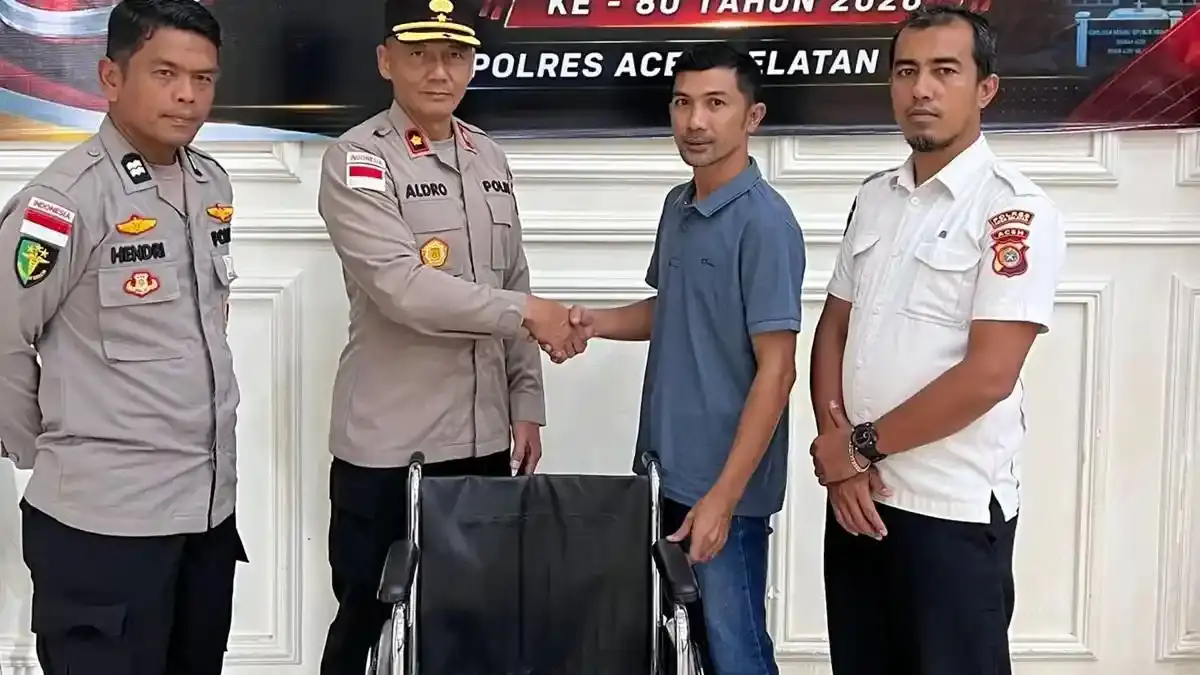 HUT Bhayangkara, Polres Aceh Selatan Serahkan Kursi Roda untuk Disabilitas - Serambinews.com