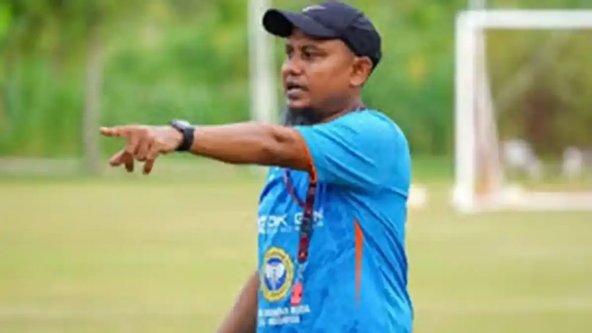 Lanjutkan Petualangan Musim Depan, Akhyar Ilyas Latih PSPS Pekanbaru - Serambinews.com
