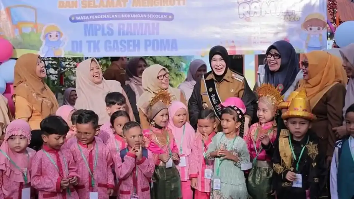 Illiza Tinjau Hari Pertama Masuk Sekolah di Banda Aceh, Sapa Ayah yang Antarkan Anaknya - Serambinews.com