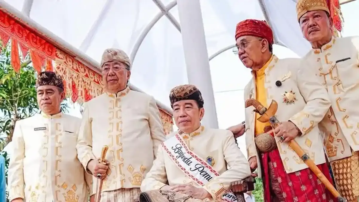 Jokowi Raih Gelar Adat di Lampung, Pengamat Sebut Kebijakan Nyata Lebih Utama bagi Rakyat - Sripoku.com