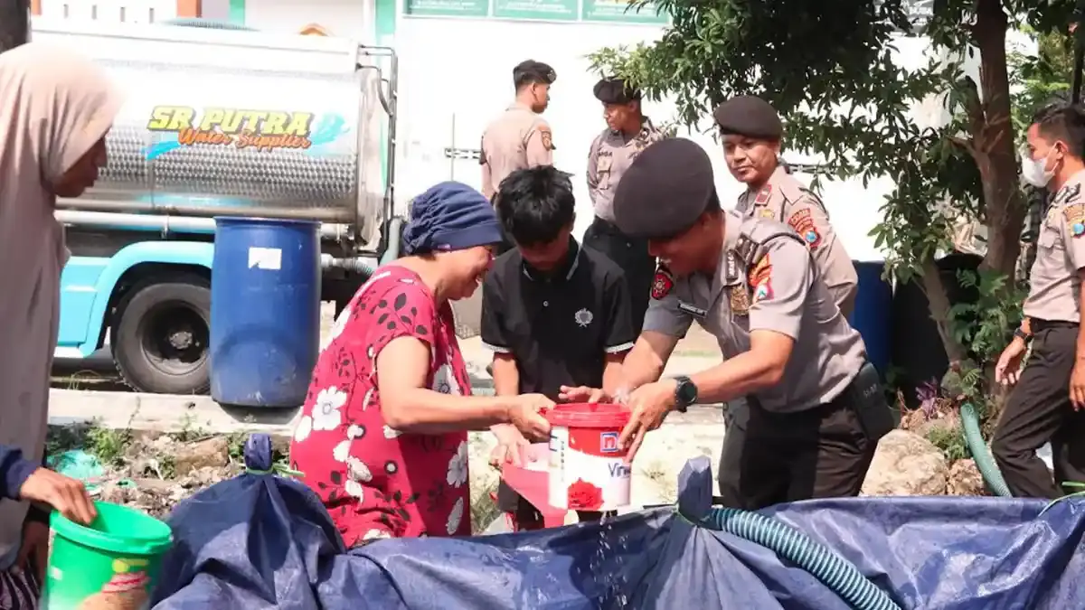 Enam Truk Tangki Polres Gerak Cepat Bantu Ratusan Warga Lamongan Kesulitan Air Bersih - Surya.co.id