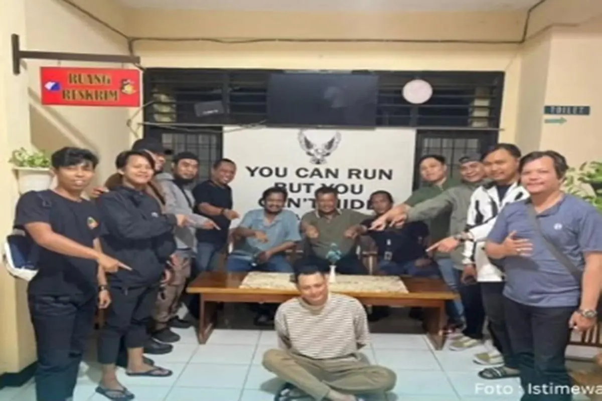 Beredar Foto FRS 'Bang Jago' Jagakarsa Duduk di Lantai dan Tersenyum Lebar Setelah Diciduk Polisi - Tribunsumsel.com