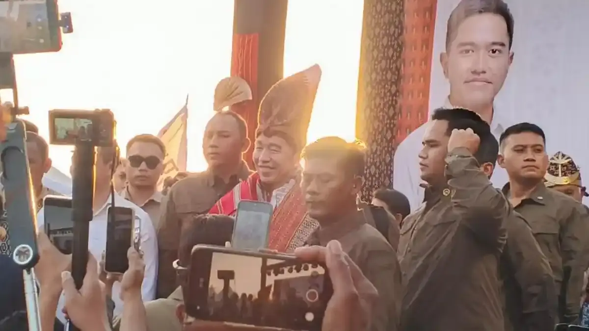 Jokowi Terima Pengukuhan sebagai Sesepuh Raja-Raja Timor - Pos-kupang.com