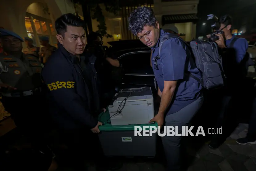 Polisi Sita Rp 67 Miliar dari Penggeledahan Restoran de Clan dan Money Changer