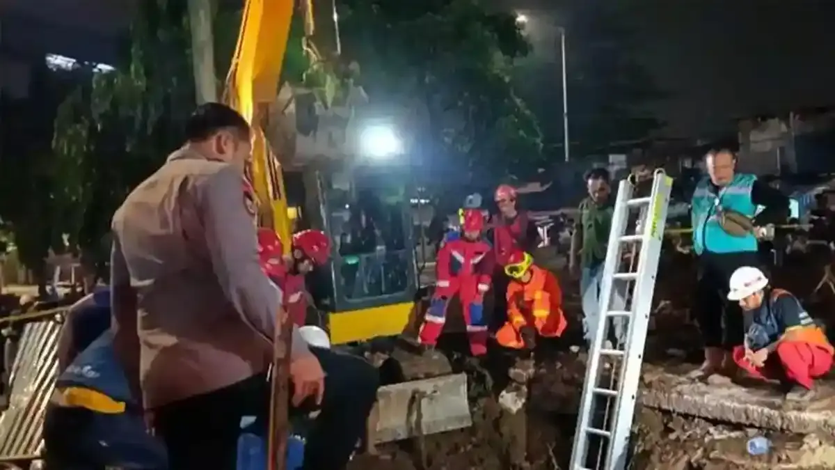 Momen Dramatis Petugas Evakuasi Balita yang Terperosok ke Lubang Proyek 4 Meter - Tribunlampung.co.id