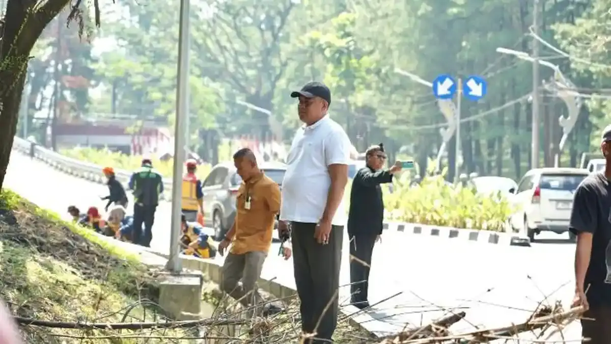 Jadi Lokasi Sambut Tamu Negara, Rudy Susmanto Pimpin Aksi Bersih-Bersih Massal di Bojong Koneng - Wartakotalive.com