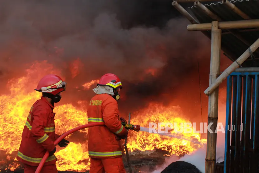 Kebakaran Hebat Landa SPBU di Indramayu, Dua Kendaraan Hangus Dilalap Api