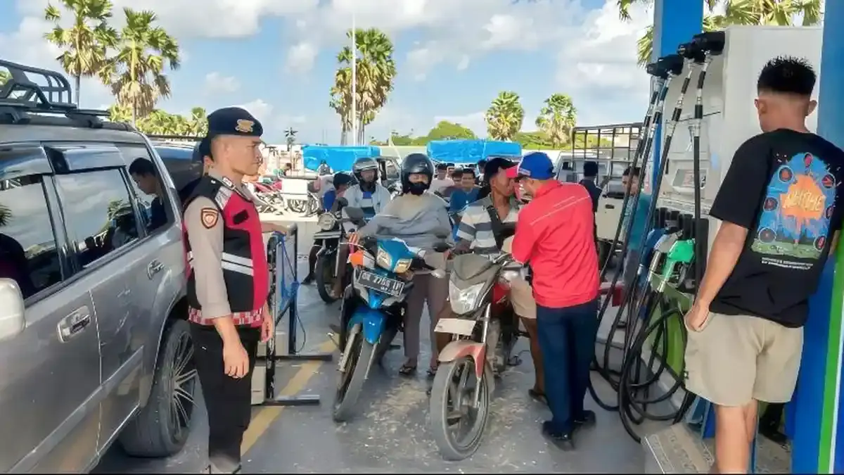 Antrean BBM Mengular, Polsek Rote Barat Jaga Ketat SPBU Sedeoen Cegah Penimbunan - Pos-kupang.com