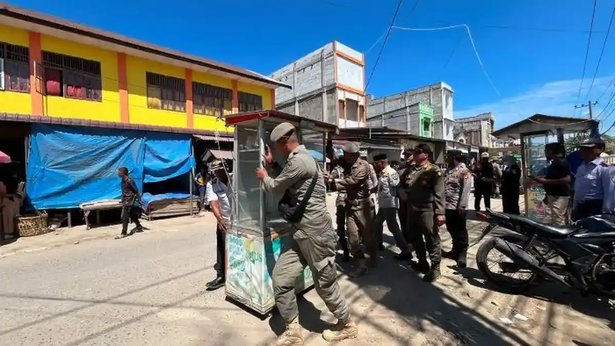 Abaikan Teguran, 61 Lapak Pedagang Kaki Lima di Tiga Kecamatan Ditertibkan - Serambinews.com