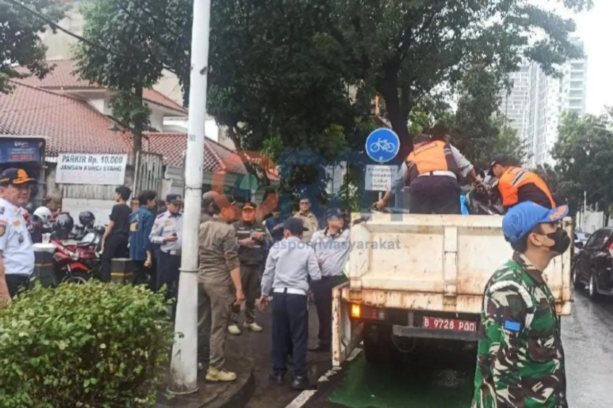 Sudinhub Jaksel tertibkan kendaraan parkir liar di Gunawarman-Senopati