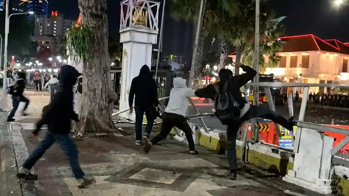Unjuk Rasa Indonesia Sekarat di Surabaya Ricuh: Polisi Amankan Belasan Orang - Surya.co.id