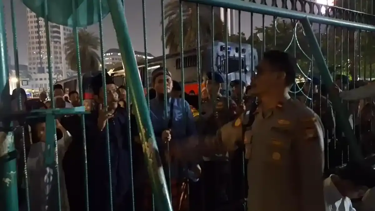 Warga Protes Gerbang Monas Ditutup Saat Acara Zikir di Monas, Polisi Sebut Perintah Paspampres - Tribunnews.com