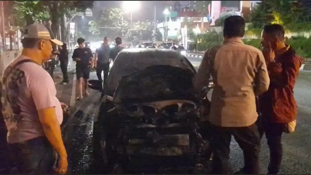 Baru Dibeli Sebulan, Yasir Lemas Lihat Mobilnya Terbakar di Depan Deli Park Medan - Tribun-medan.com
