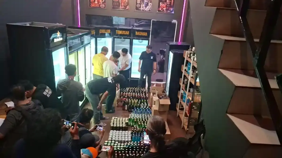 Mini Bar Berkedok Toko di Saladin Square Depok Digerebek, Polisi Sita 744 Botol Miras - Wartakotalive.com
