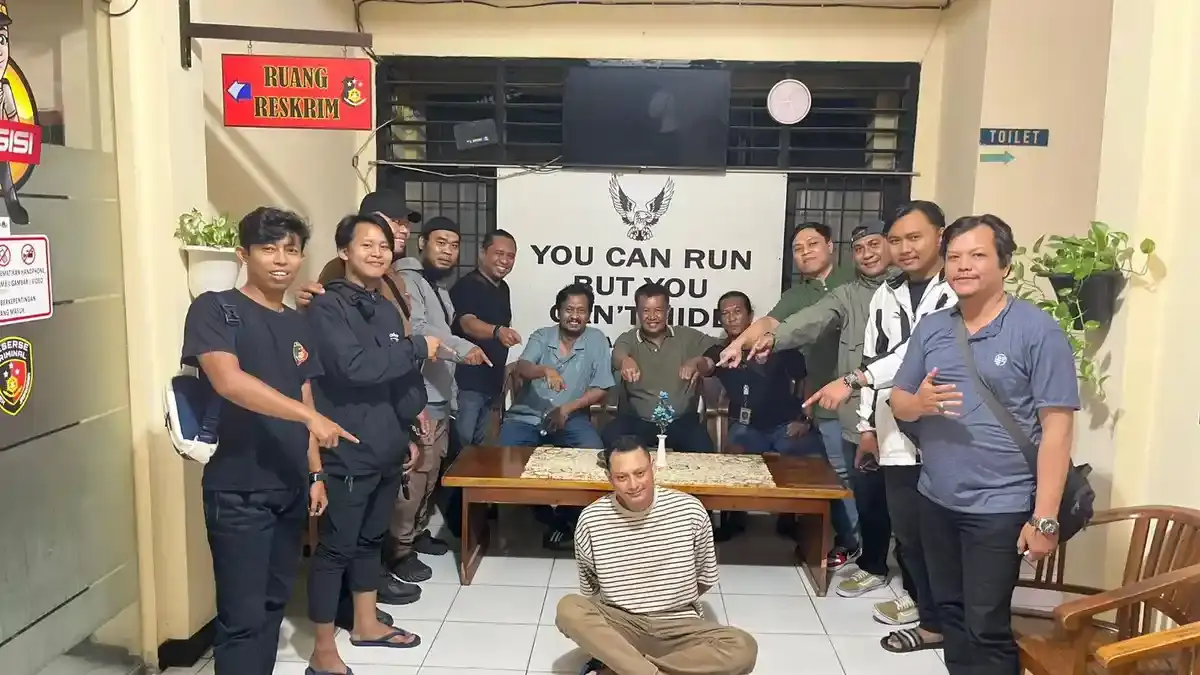 Ditangkap dan Dikepung 12 Polisi, 'Bang Jago' Jagakarsa Masih Bisa Senyum di Markas Reskrim - Tribunjakarta.com