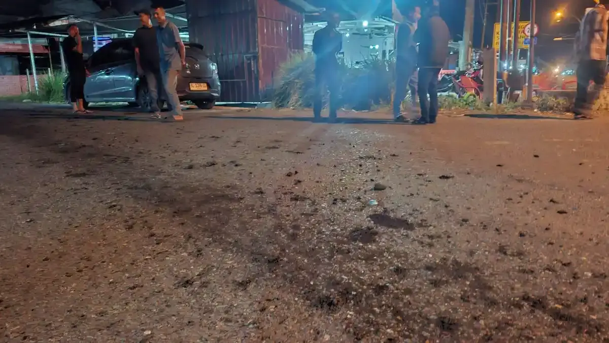 Keuchik Lapang Cegat dan Cekcok dengan Sopir Truk Gegara Ceceran Batu Bara di Jalan Desa - Serambinews.com