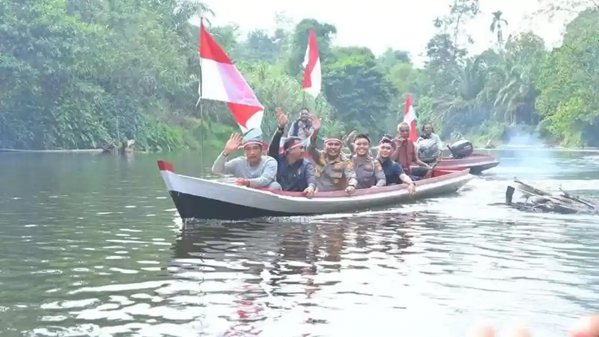Susuri Sungai Gansal, Tim Ekspedisi Merah Putih Antar Bendera dan Bansos untuk Suku Talang Mamak - Tribunpekanbaru.com