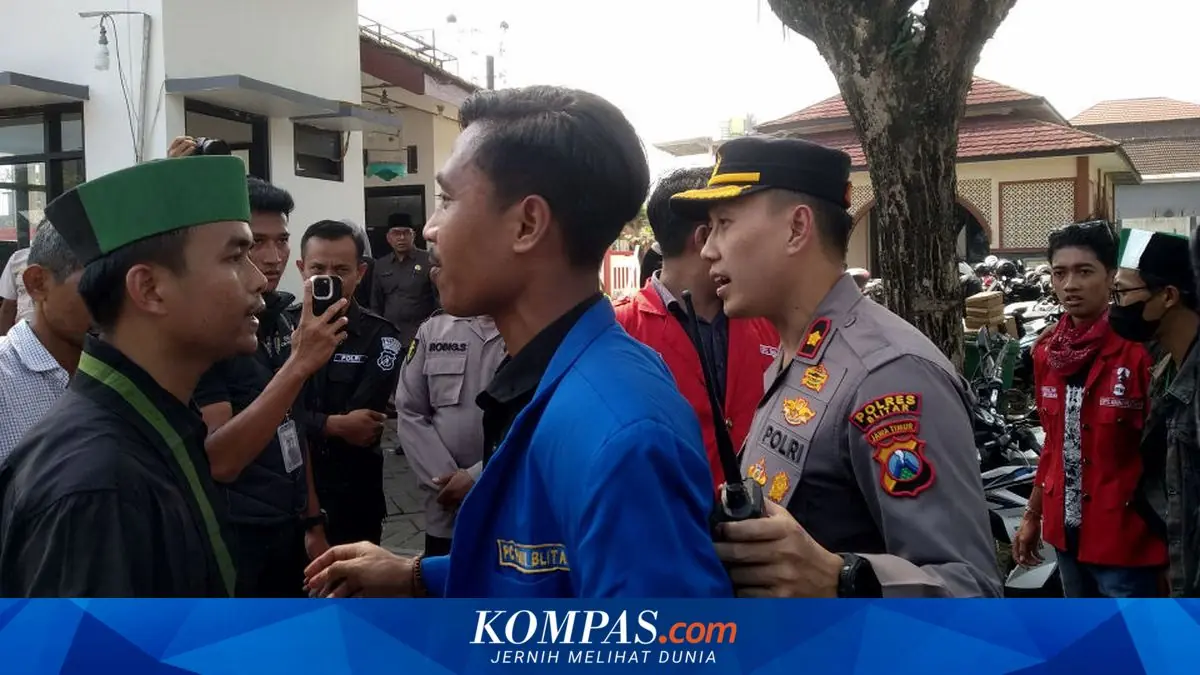 Aksi Spontan Wisnu Rebut APAR dari Polisi Saat Demo Tolak MBG di Blitar, Sempat Jadi Ricuh