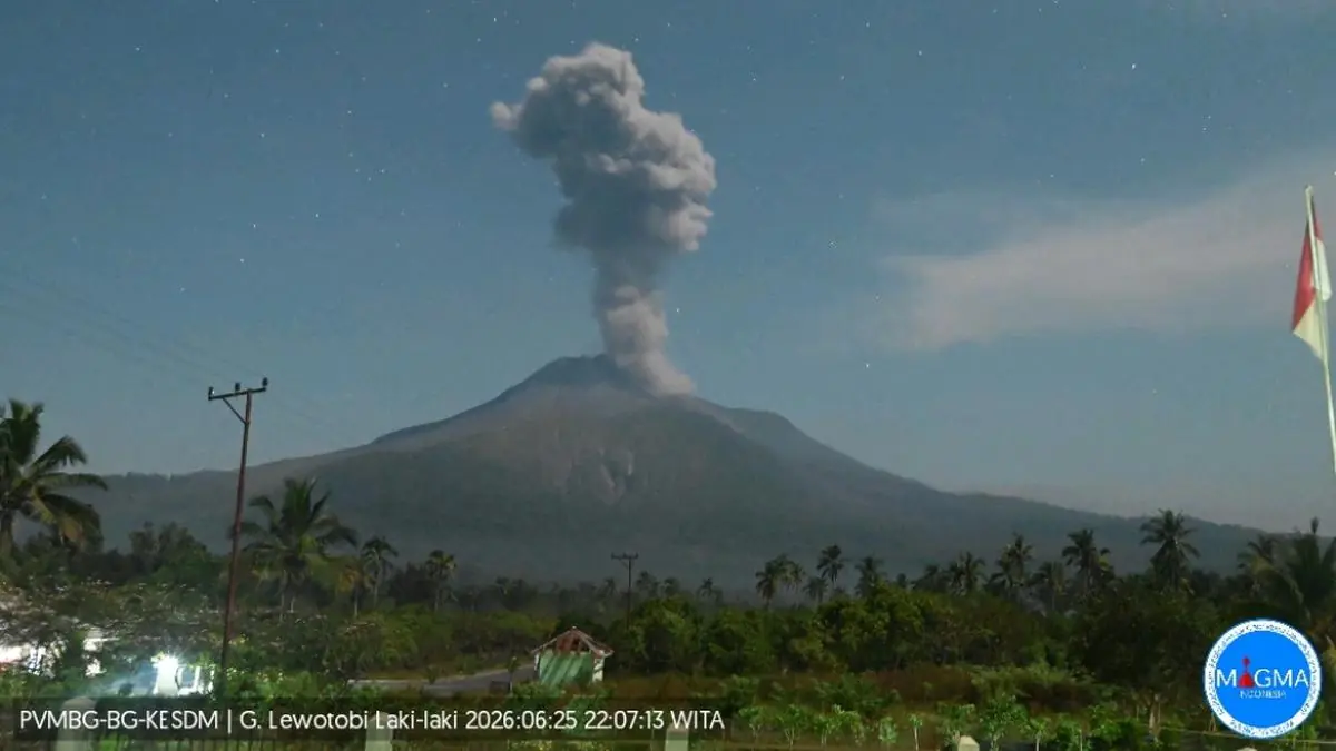 Gunung Lewotobi Laki-Laki Erupsi 1.500 Meter