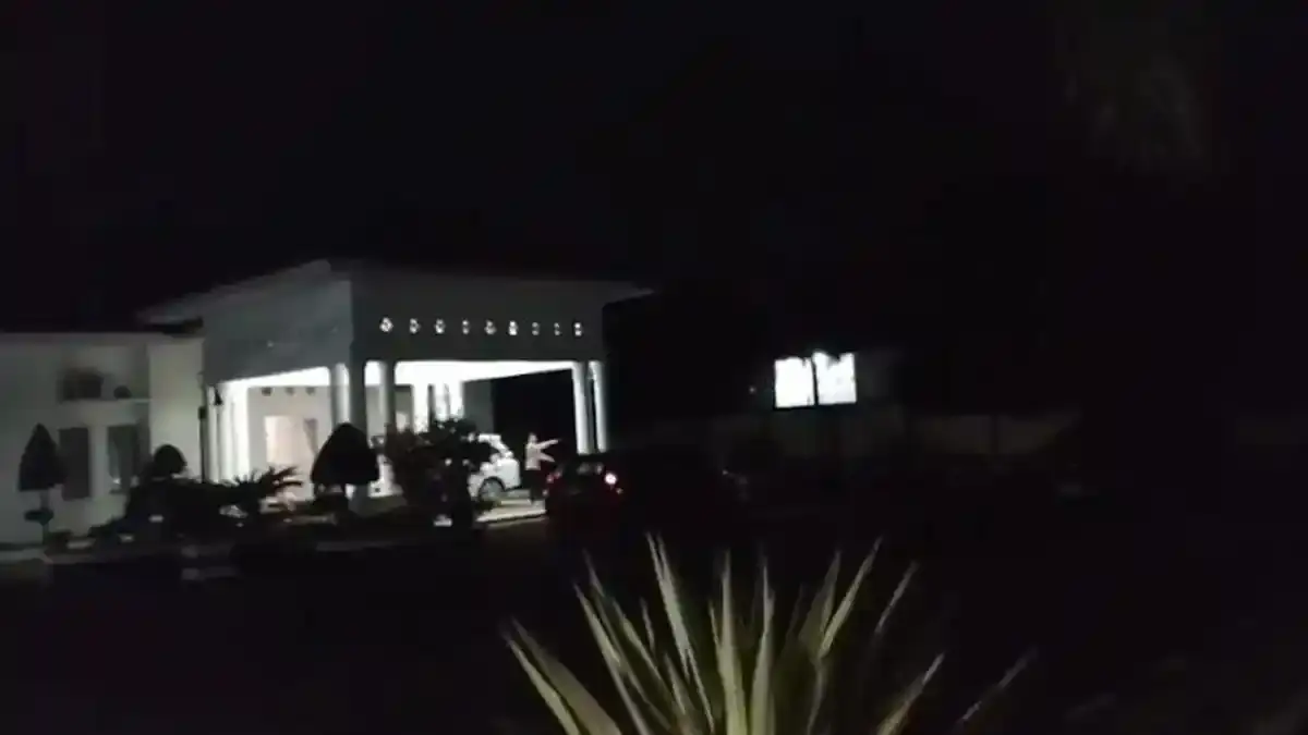 Diduga Petugas KPK Tinggalkan Rumah Dinas Sekda Kuansing, Wabup Muhklisin Keluar 20 Menit Kemudian - Tribunpekanbaru.com