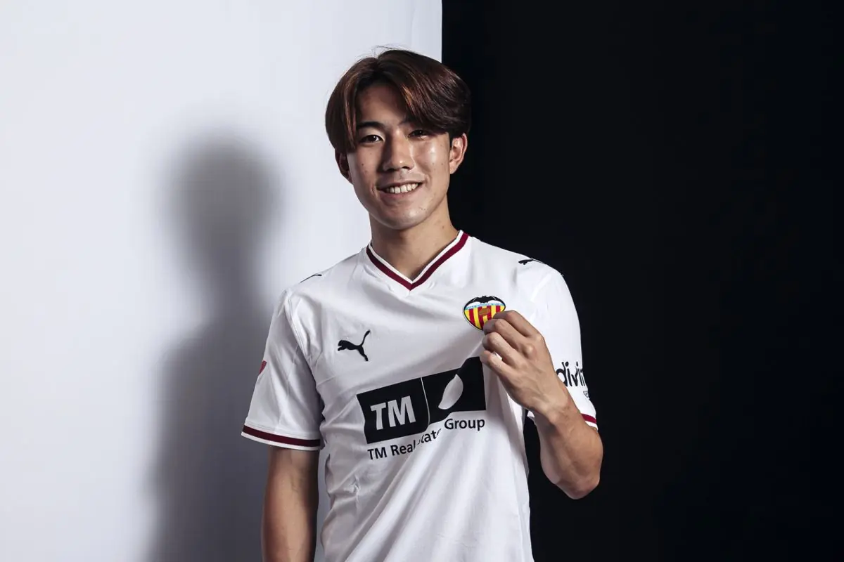 Valencia resmi daratkan gelandang Ryunosuke Sato