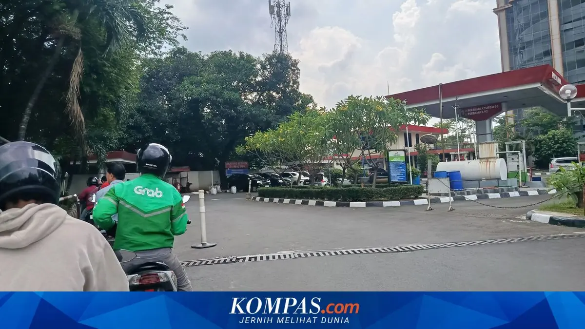 Pengemudi Ojol di Bekasi Rela Tambah Jam Kerja agar Tetap Bisa Isi Pertamax