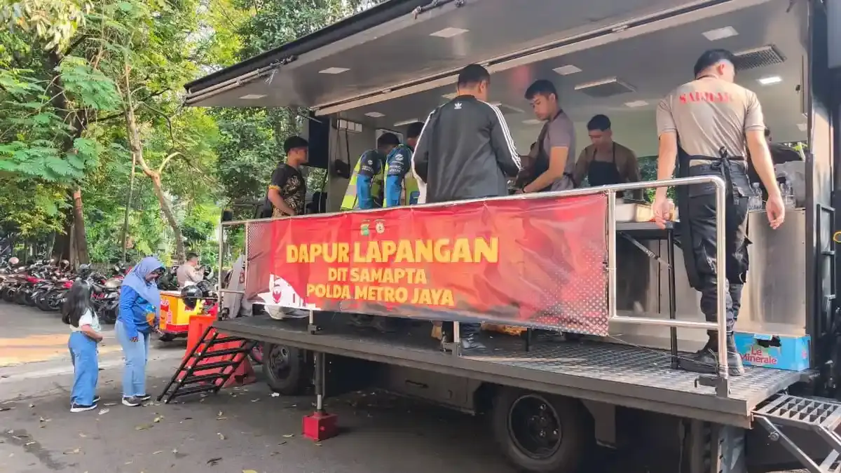 Momen HUT ke-80 Polri, Ditsamapta Polda Metro Jaya Bagikan Makanan Gratis di Bundaran HI - Tribunjakarta.com