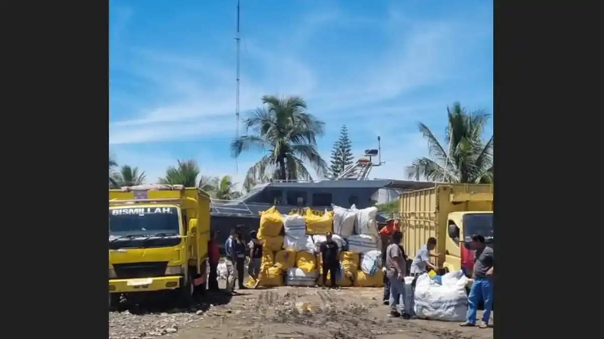 PULUHAN TON Pakaian Bekas Hingga Ribuan Rokok Dimusnahkan Bea Cukai Nibung: Nilai Barang Rp 1 Miliar - Tribun-medan.com
