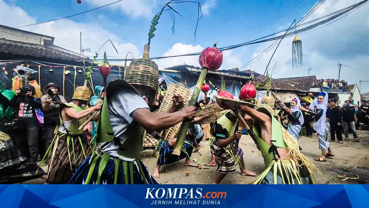 Perang Tomat Pecah di Lembang, Tradisi yang Lahir dari Protes Anjloknya Harga Tomat