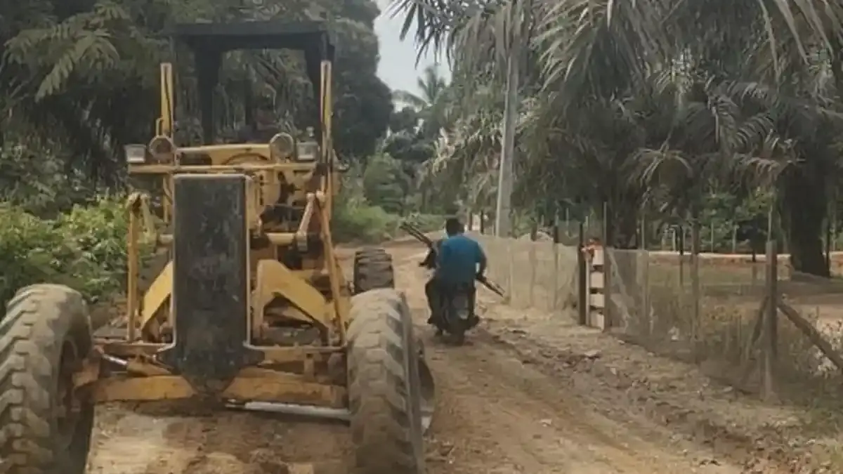 Permudah Akses Warga, PTPN IV PalmCo Perbaiki Puluhan Kilometer Jalan Desa - Tribunlampung.co.id