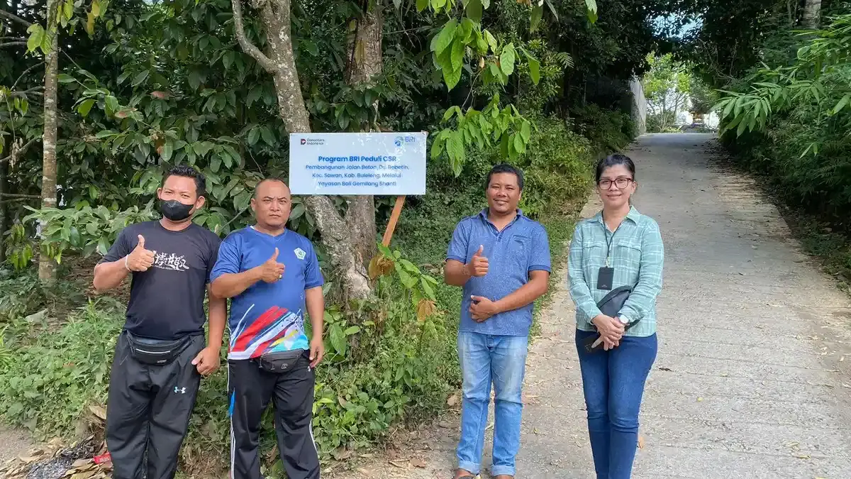 Permudah Petani Angkut Hasil Perkebunan, BRI Peduli Bangun Jalan Beton di Desa Bebetin - Tribun-bali.com