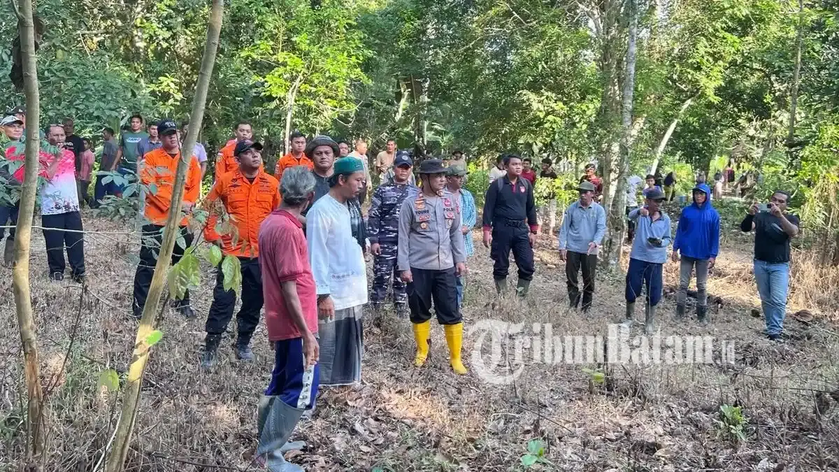 Tim Gelar Doa dan Lantunkan Azan di Hutan Belakang Rumah Nurhayati, Lansia di Lingga yang Hilang - Tribunbatam.id