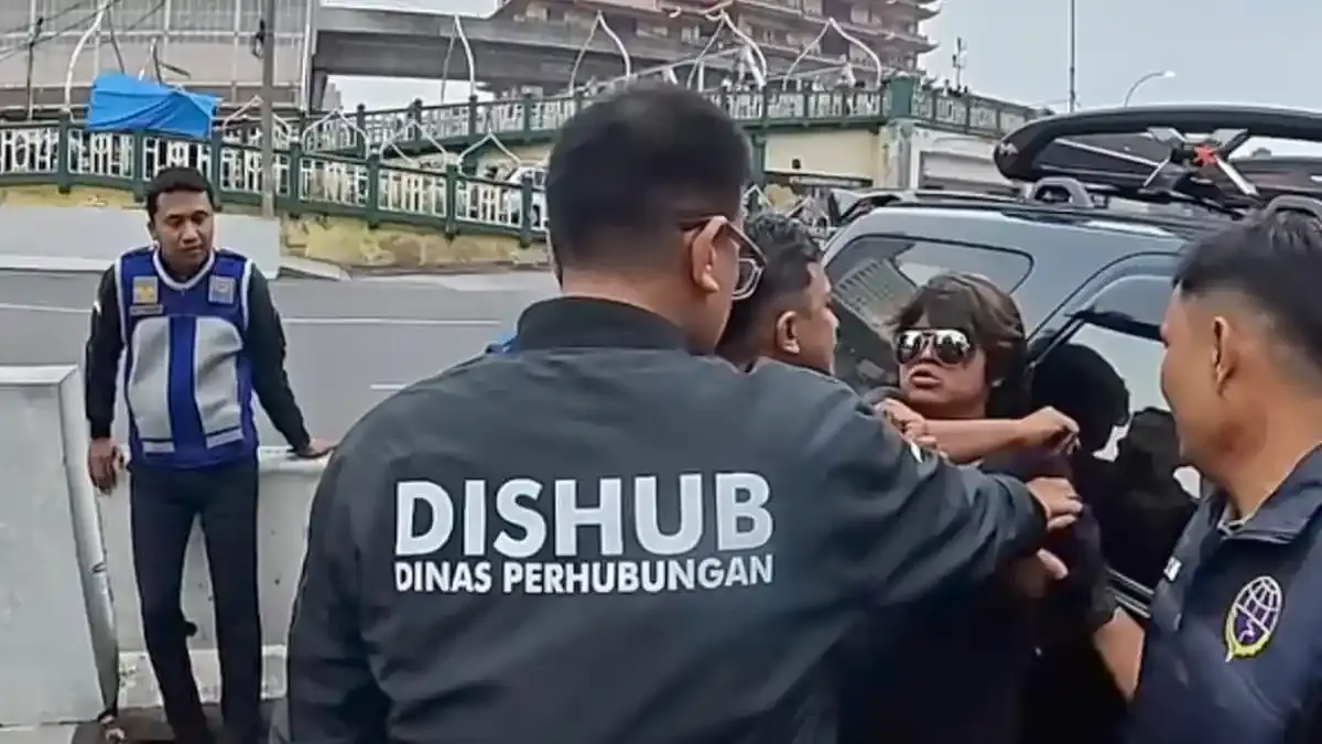 GARANGNYA Jukir Liar Wanita Melawan Saat Diamankan, Sempat Dorong-dorongan dengan Petugas - Tribun-medan.com
