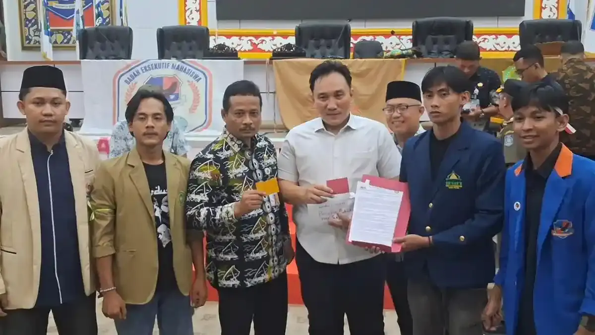 Mahasiswa Beri Peringatan dengan Kartu Kuning dan Kartu Merah ke DPRD Babel, Ajukan 13 Tuntutan - Bangkapos.com