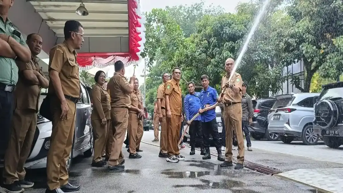 DLHK Kalbar Perkuat KPH Hadapi Karhutla, Serahkan 20 Unit Mesin Pemadam Api - Tribunpontianak.co.id