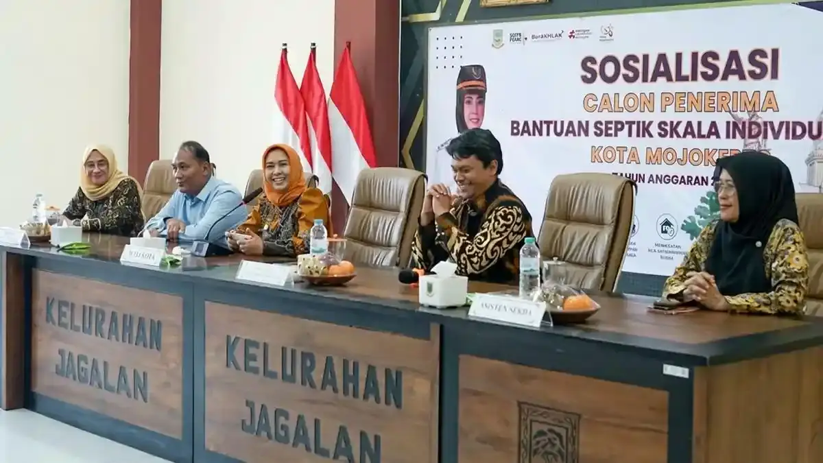 Pemkot Mojokerto Beri Bantuan Sanitasi kepada 65 Keluarga untuk Wujudkan Lingkungan Sehat - Surya.co.id
