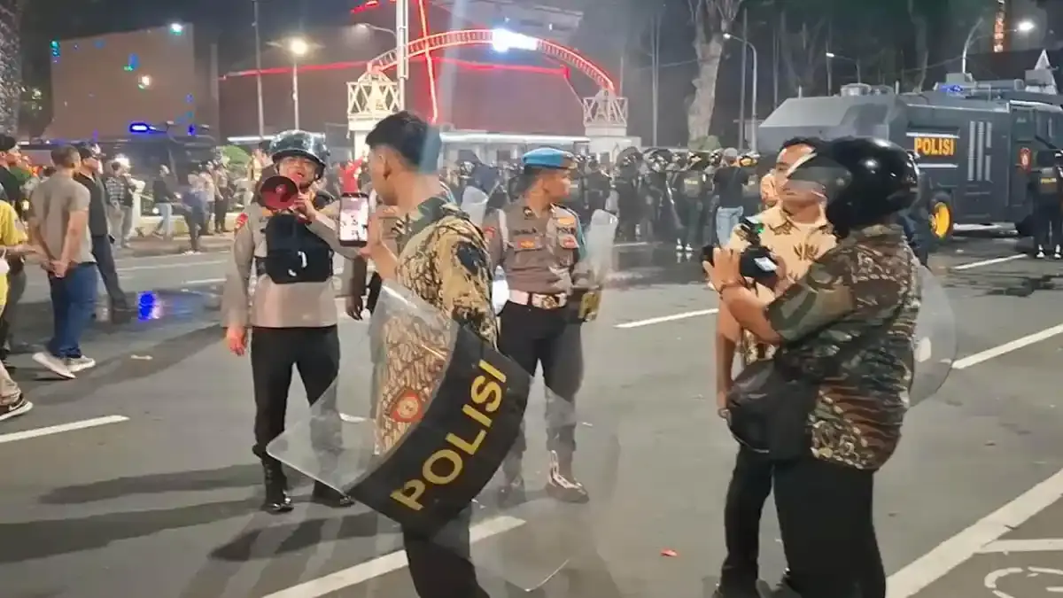 Kapolrestabes Surabaya Kombes Pol M Luthfie Turun Amankan Unjuk Rasa di Gedung Grahadi yang Ricuh - Surya.co.id