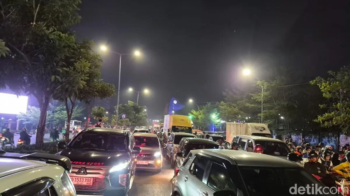 Demo Tolak MBG di Makassar, Massa Bakar Ban hingga Tutup Jalan