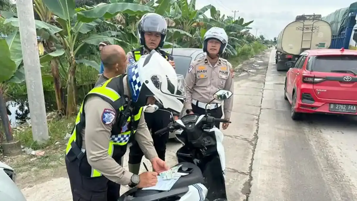 Melawan Arus di Perbaikan Jalan di KM 75 Pelalawan, Polantas Tilang Pengendara, Sebabkan Kemacetan - Tribunpekanbaru.com