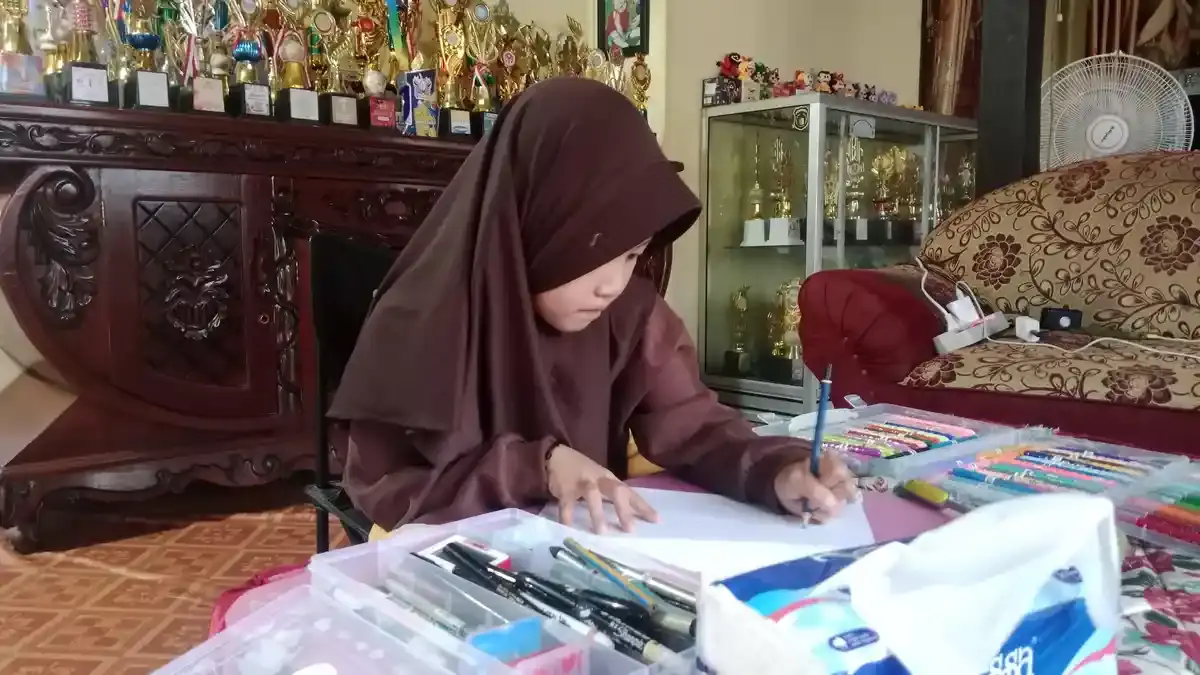 Libur Sekolah, Bocah Pinrang Ini Sibuk Juara Lomba Mewarnai - Tribun-timur.com