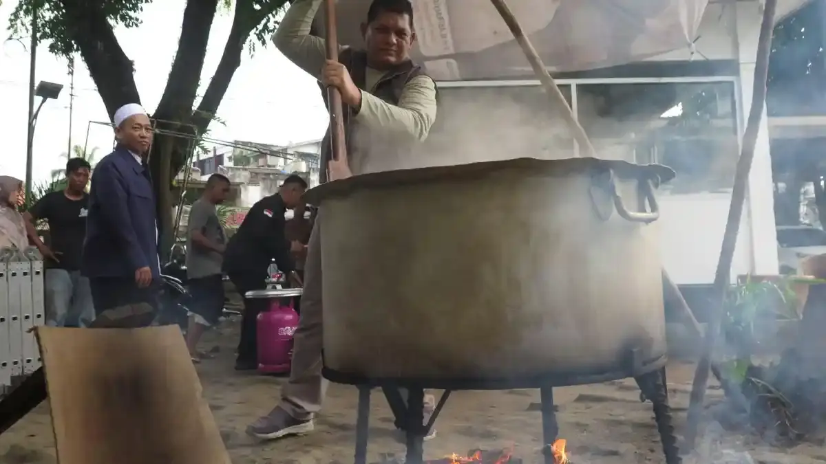 Semarak 10 Muharram, Masjid Agung Palembang Bagikan 1.977 Paket Bubur Asyura ke Anak Yatim & Jemaah - Tribunsumsel.com